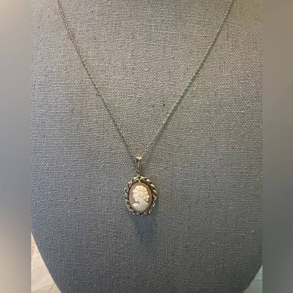 Vintage Elegant 1/20 14K Gold and Cream Cameo Pendant w GF Necklace - Picture 3 of 9